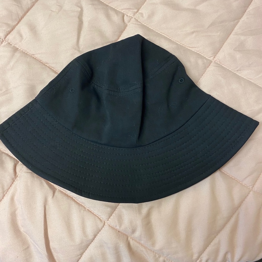 Black bucket hat
